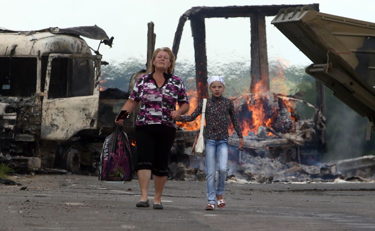 Жители эвакуируются из поселка Металлист под Луганском.