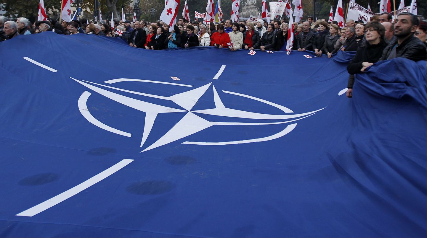 Hiigelsuur NATO lipp. Tagaplaanil Gruusia lipud.