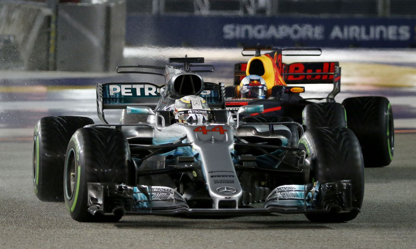 Lewis Hamilton tõrjus Singapuris kindlalt Daniel Ricciardo rünnakud ja kasvatas võiduga MM-sarjas edu.