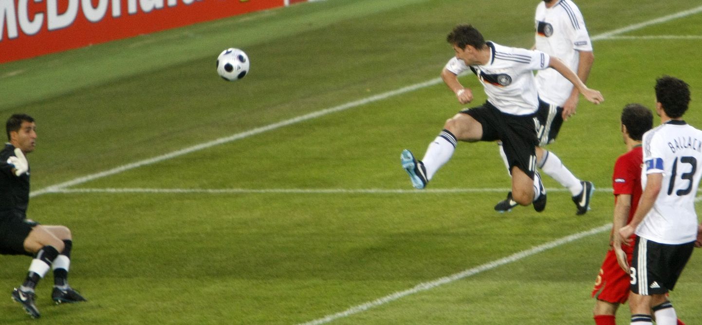 Miroslav Klose väravat löömas