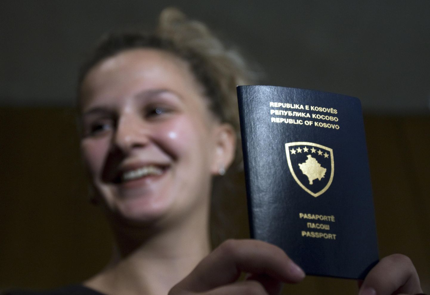 Kosovo albaanlanna näitamas oma uut passi.