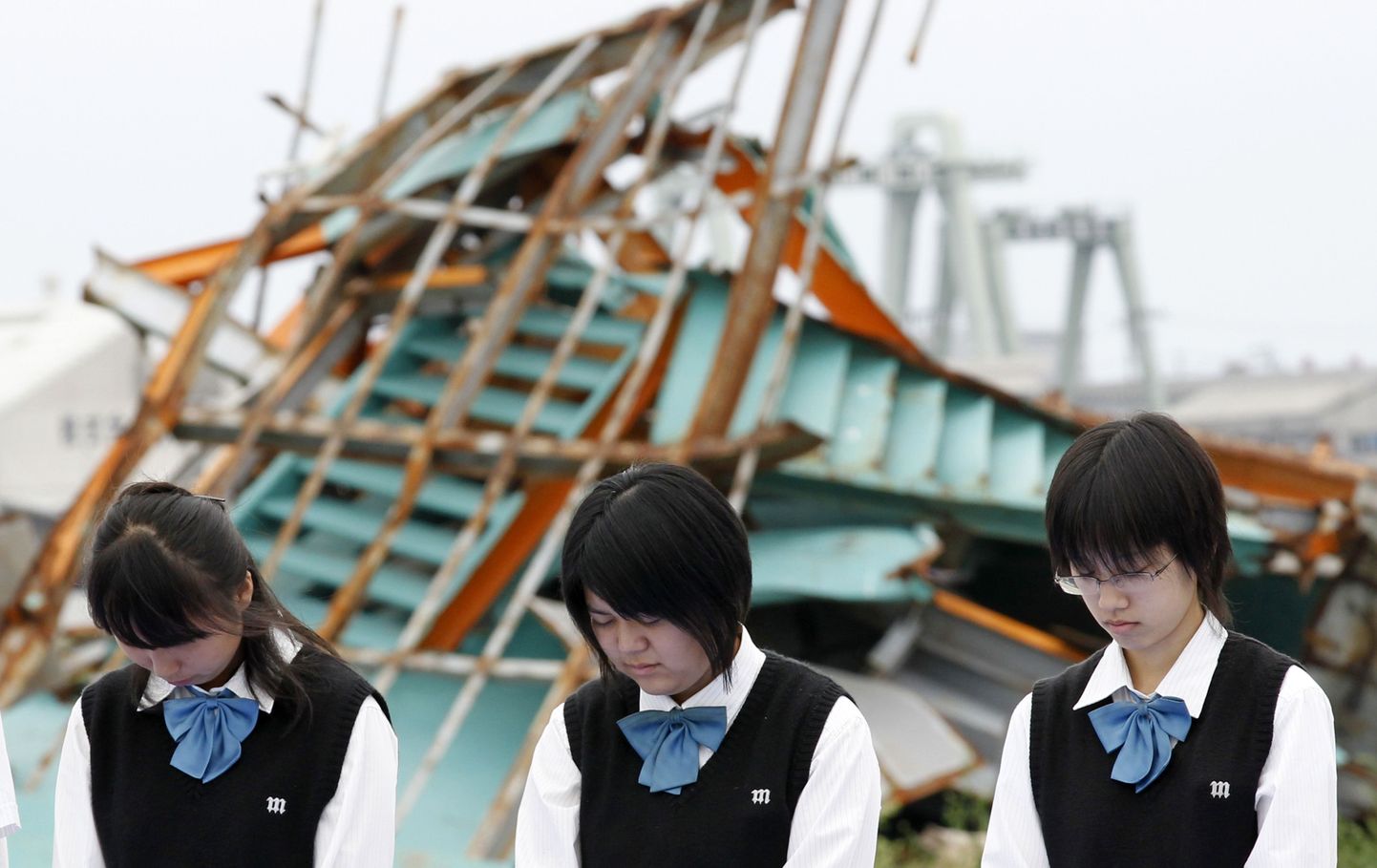 Jaapani koolitüdrukud mälestamas looduskatastroofi ohvreid Ishinomakis.