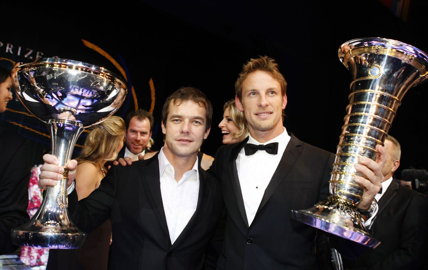 Sebastien Loeb (vasakul) ja Jenson Button karikatega.