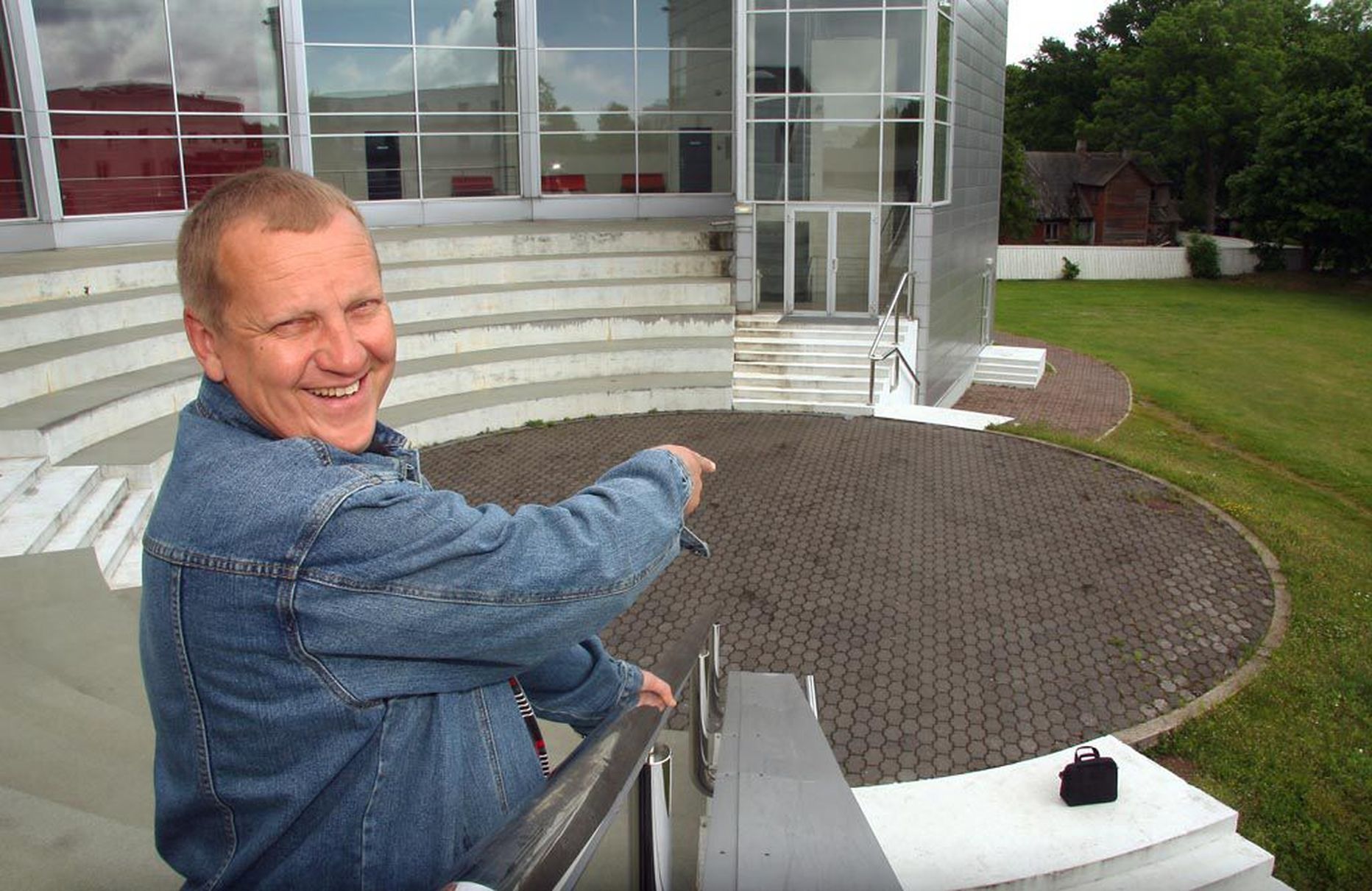 Toomas Voll oli Pärnu laulupidude 110. aastapäevale pühendatud koorigalaõhtu „Ajavoogude sees“ kunstiline juht ning Pärnu kolledži amfiteater osutus põnevaks kontserdipaigaks.