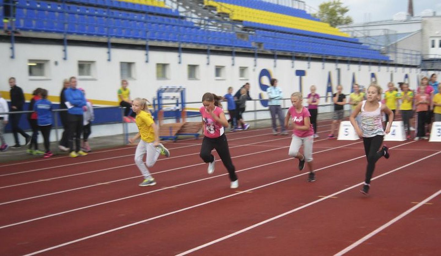 Tüdrukud sprintisid klassikaaslaste kaasaelamise saatel 60 meetri jooksus.
