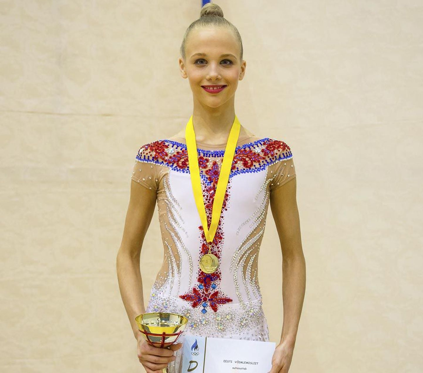 Johanna Christina Peterson sai Narvas asetleidnud Eesti iluvõimlemise karikavõistlustel juunioride klassis esikoha ning valmistub nüüd kahe nädala pärast peetavateks Eesti meistrivõistlusteks.