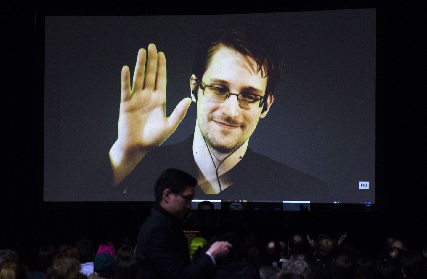 Бывший сотрудник ЦРУ Эдвард Сноуден готов вернуться в США при условии гарантии беспристрастного суда над ним.