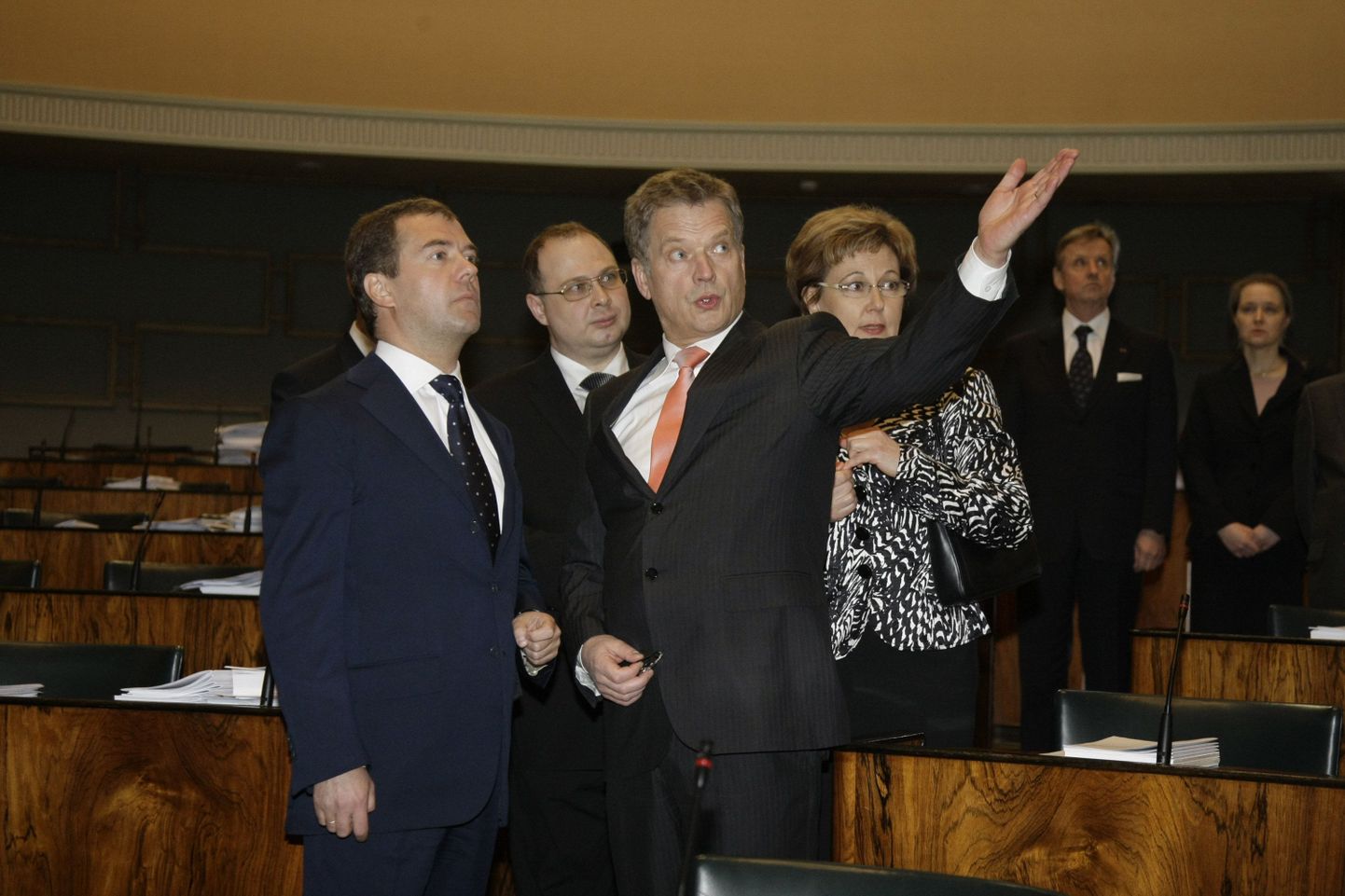 Sauli Niinistö (ees paremal) tutvustab Vene presidendile Dmitri Medvedevile Soome parlamendi istungitesaali.