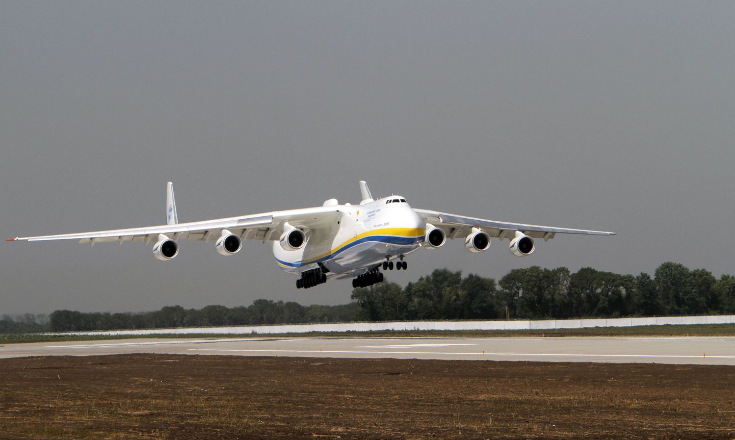 AN-225 «Mrija» 2012. aastal Donetskist õhku tõusmas.