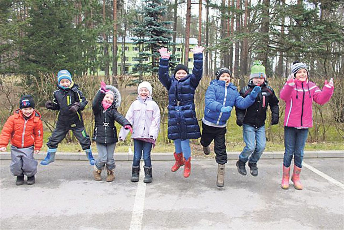 Kilingi-Nõmme gümnaasiumi 1.b klassi õpilased nautisid kaunist märtsiilma kooli ümbritseva männiku taustal liikumistunnis rõõmsalt hüpeldes.
