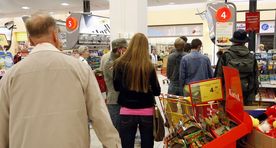 Жители Эстонии штурмуют магазины: смотрите, какие продукты стали хитами продаж перед Ивановой ночью