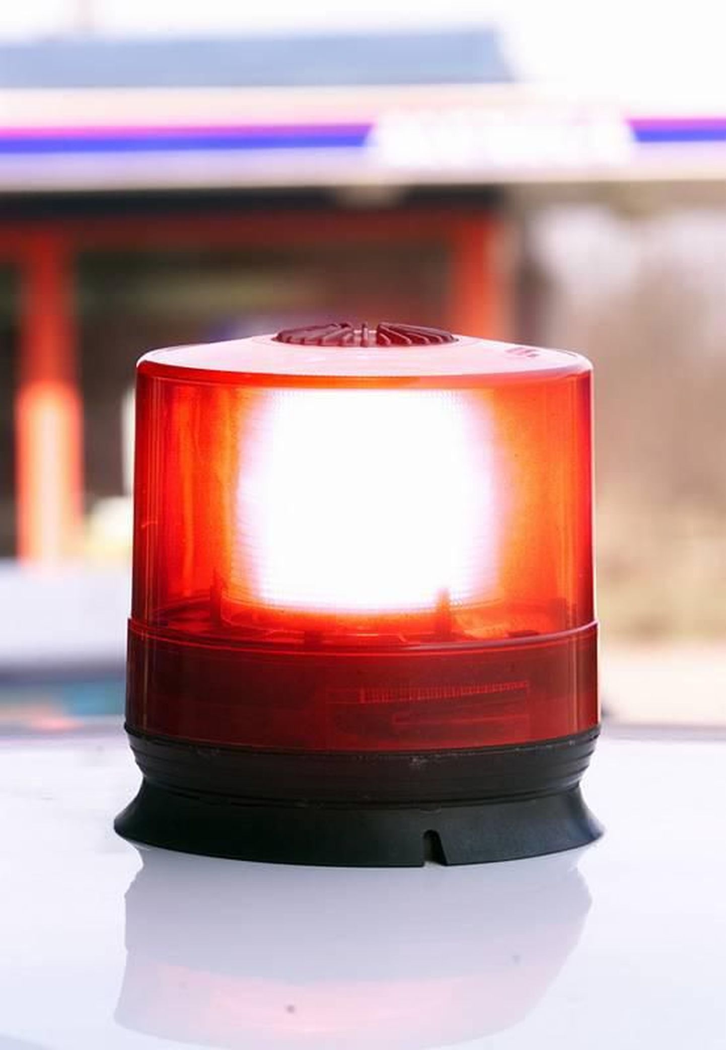 Красный проблесковый маячок на полицейском автомобиле