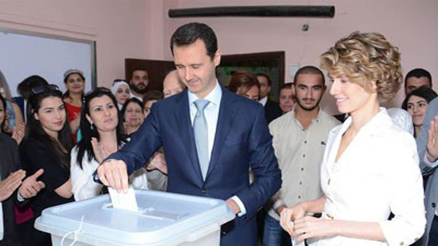 Süüria president Bashar al-Assad ja tema abikaasa Asma Süüria pealinnas Damaskuses hääletamas.