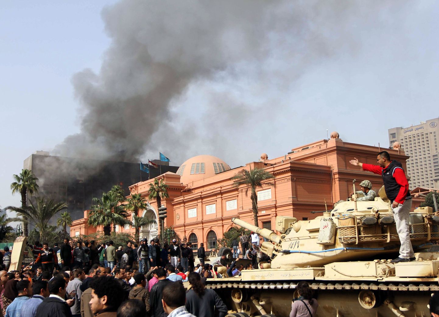 Mässulised Kairos Egiptuse muuseumi juures