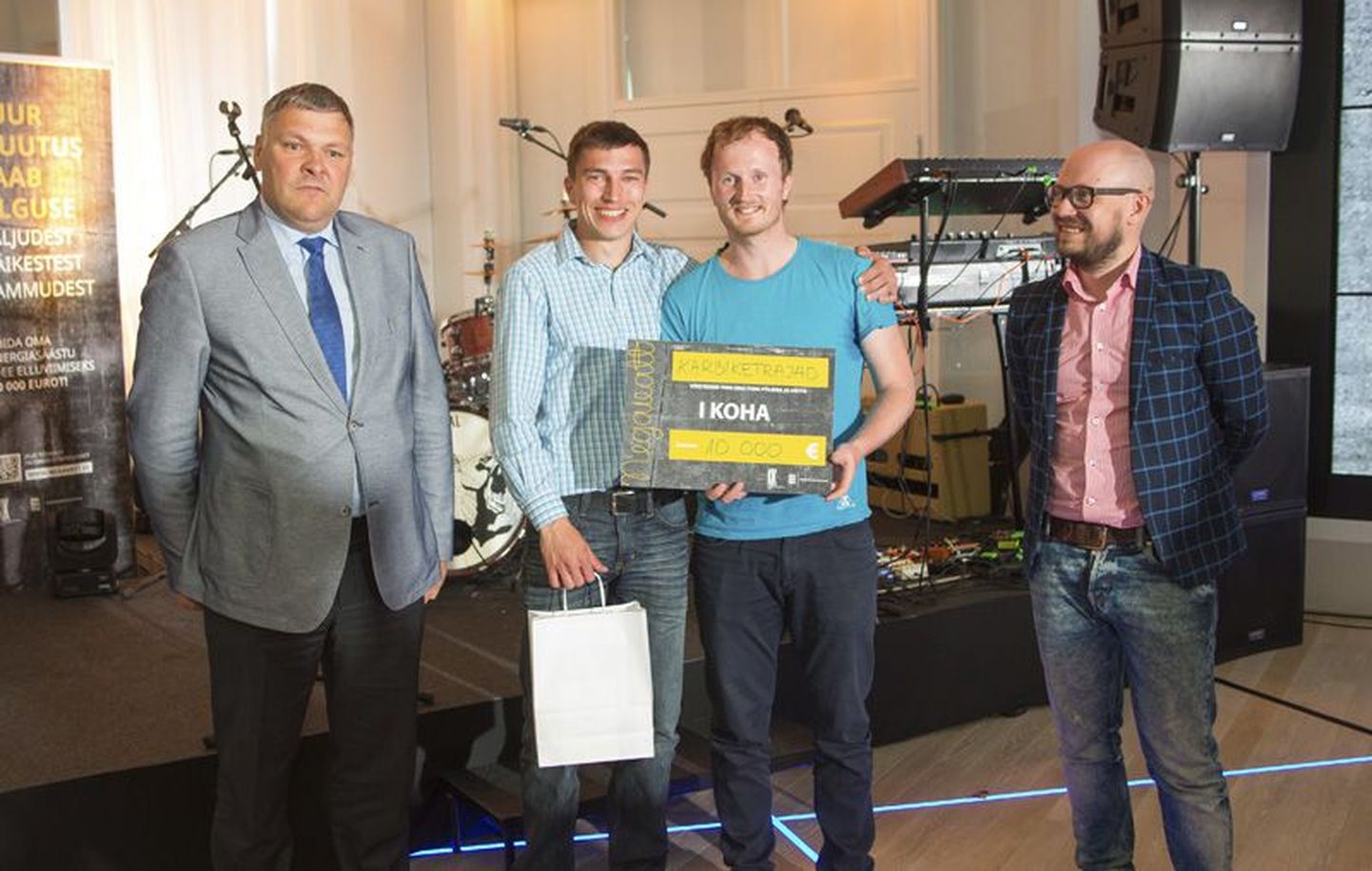 Keskkonnaminister Marko Pomerants (vasakul) õnnitles Karbiketrajaid Negavati võidu puhul ja avaldas soovi nende leiutatud 3D-printeri niiti oma murutrimmeri jõhvi asemel kasutada.