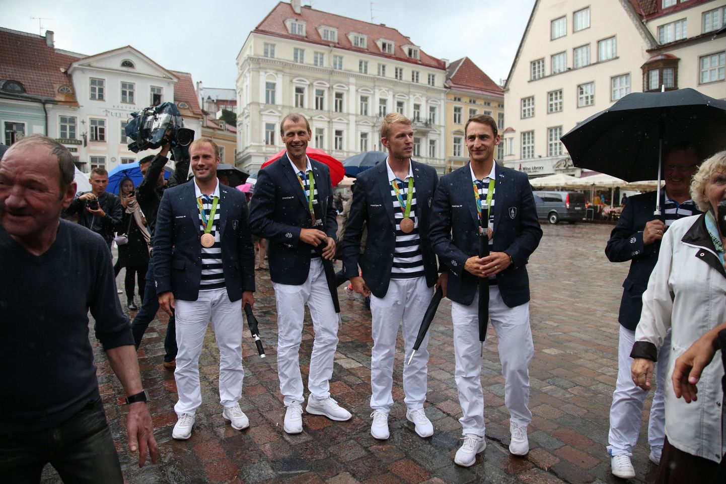 Эстонские гребцы-призеры Олимпиады-2016 на Ратушной площади Таллинна.