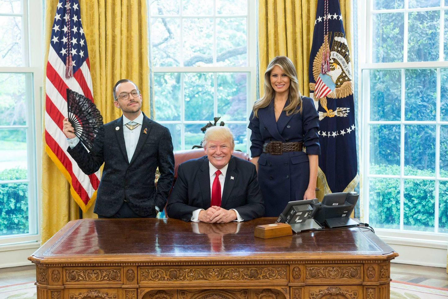 Nikos Giannopoulos koos lehvikuga Donald ja Melania Trumpi kõrval.