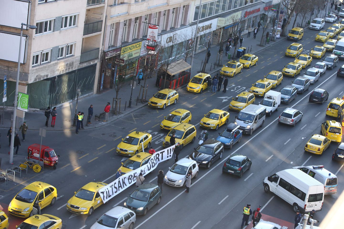Budapestis nõudsid taksojuhid Uberi keelustamist. Pika protesti järel otsustas Ungari valitsus Uberi tegutsemist mitte keelata, kuid Uberi juhid peavad täitma täpselt samu nõudeid mis tavataksojuhid.