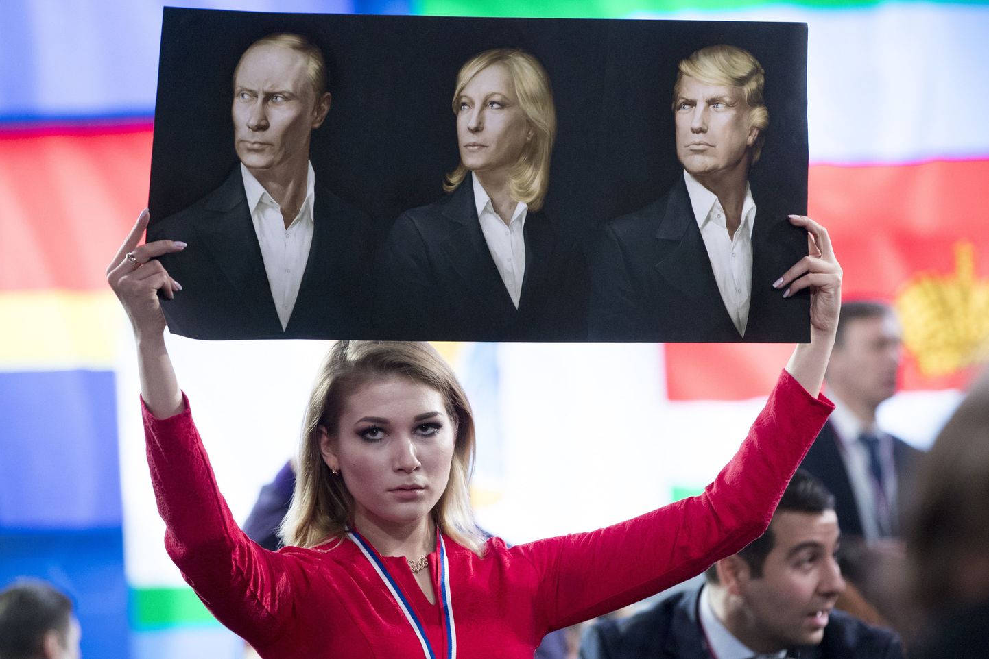 Moskva Putini suure pressikonverentsi eel: triptühhonil seisavad idealiseeritud portreedel reas Vladimir Putin, Marine Le Pen ja Donald Trump.