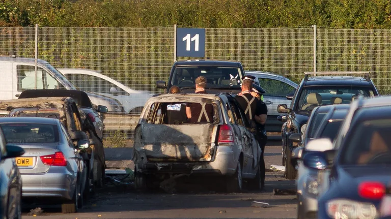 Briti politsei ja päästjad autode oksjoni kohas, kuhu sõitis Osama bin Ladeni pereliikmeid transportinud lennuk