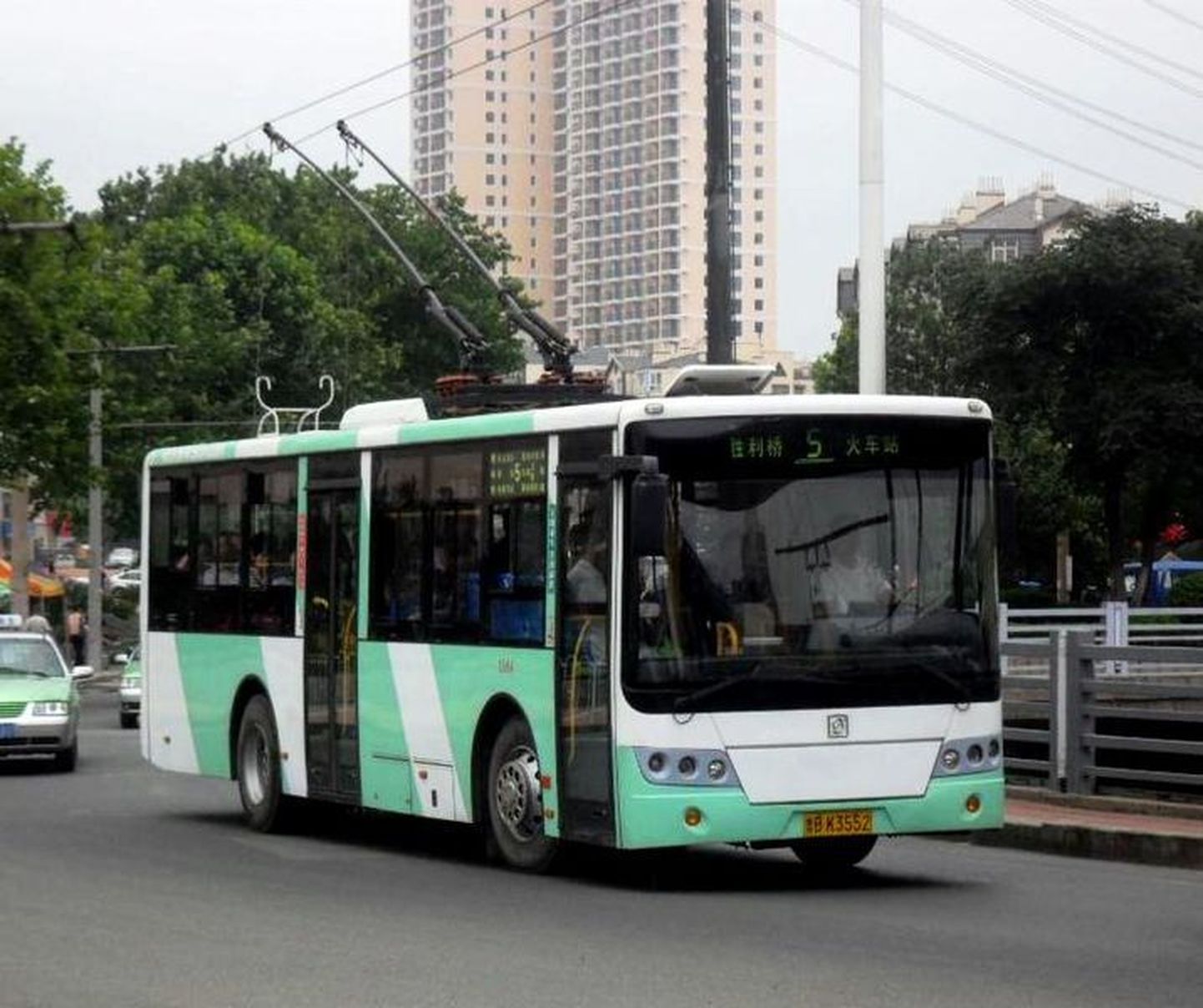 Hiina linnas Qingdaos sõidavad ringi Tallinna uue ühistranspordi kujundusele sarnase kujundusega trollid.