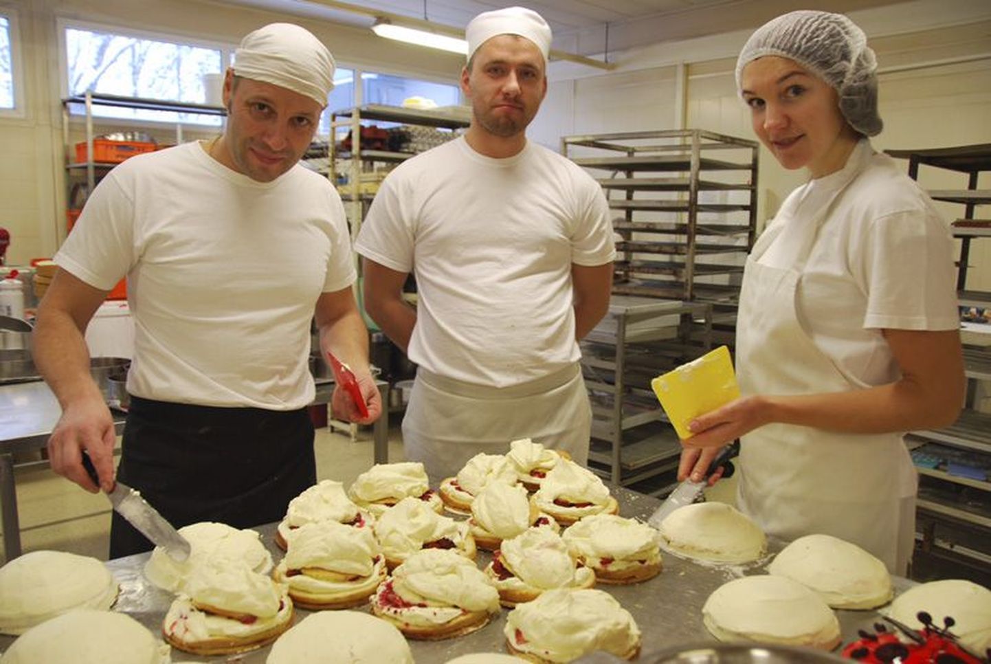 Pihlaka kondiitrid Ott, Marko ja Irina eile hommikul Rakveres Parkali tänaval asuvas tsehhis torte valmistamas.