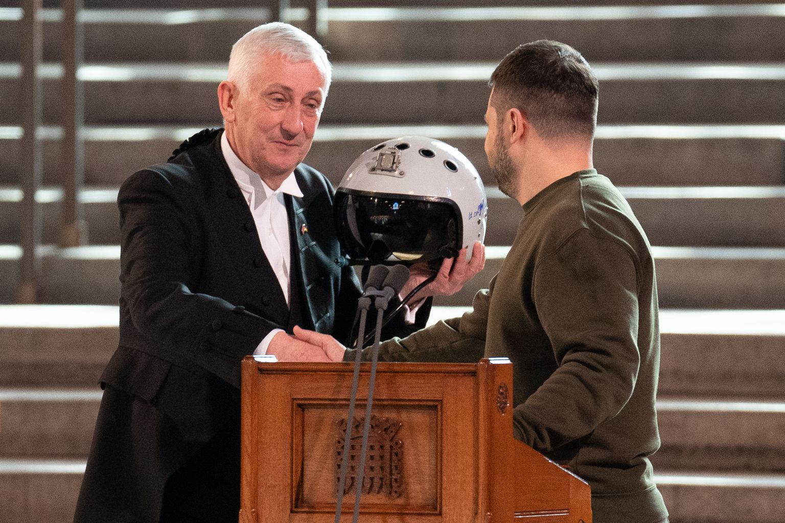 Suurbritannia alamkoja spiiker Sir Lindsay Hoyle võtab Ukraina riigipealt Volodõmõr Zelenskõilt Westminsteri palees peetud kõne ajal vastu kõige edukama Ukraina õhujõudude piloodi kiivri, millele on kirjutatud: «Meil on vabadus, andke meile tiivad, et seda kaitsta.»