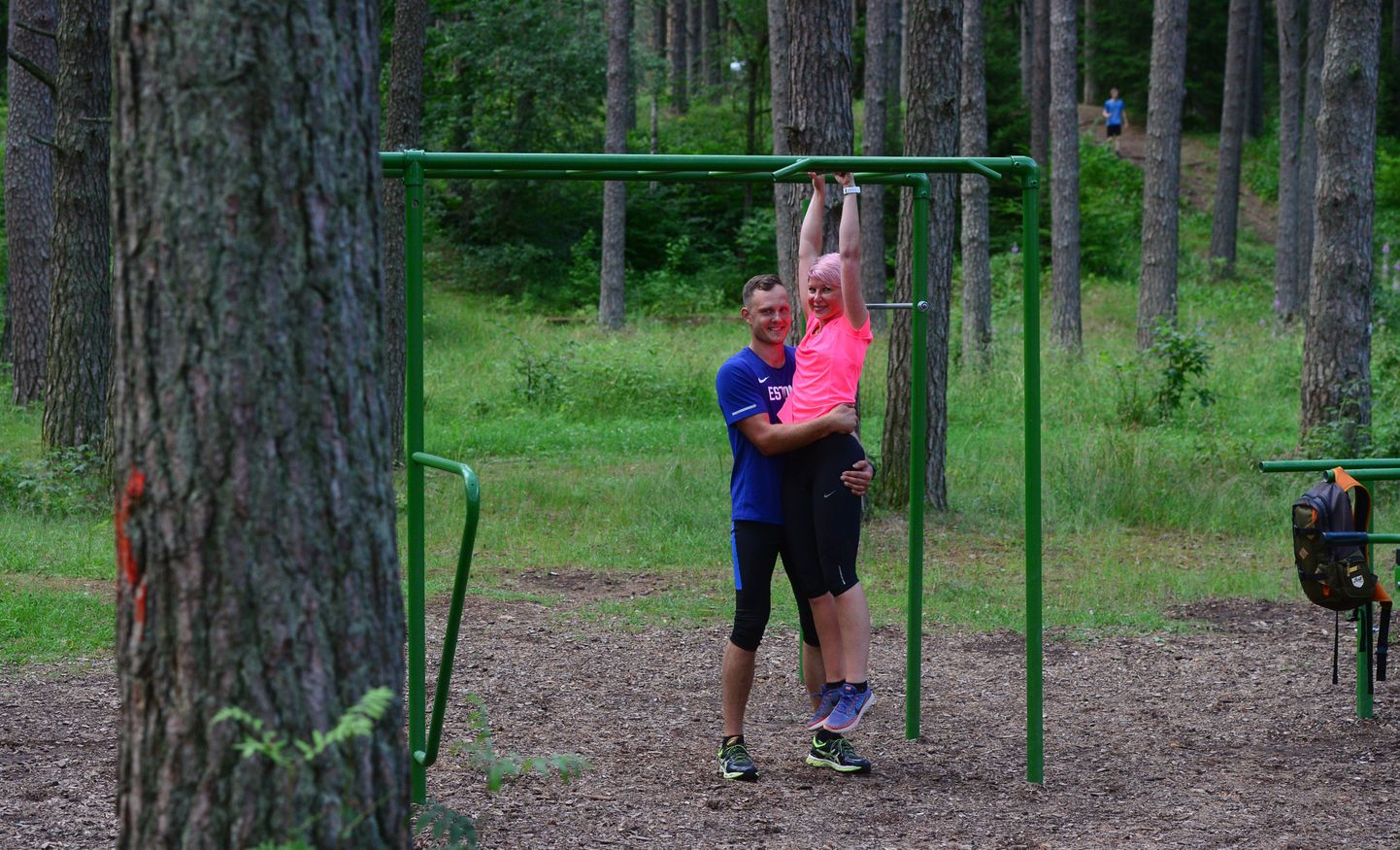 Evelin ja Marek Pihlak on mõlemad kehalise kasvatuse õpetajad. Nad kohtusidki koolipingis kehakultuuri õppides ja abiellusid mõned aastad hiljem.