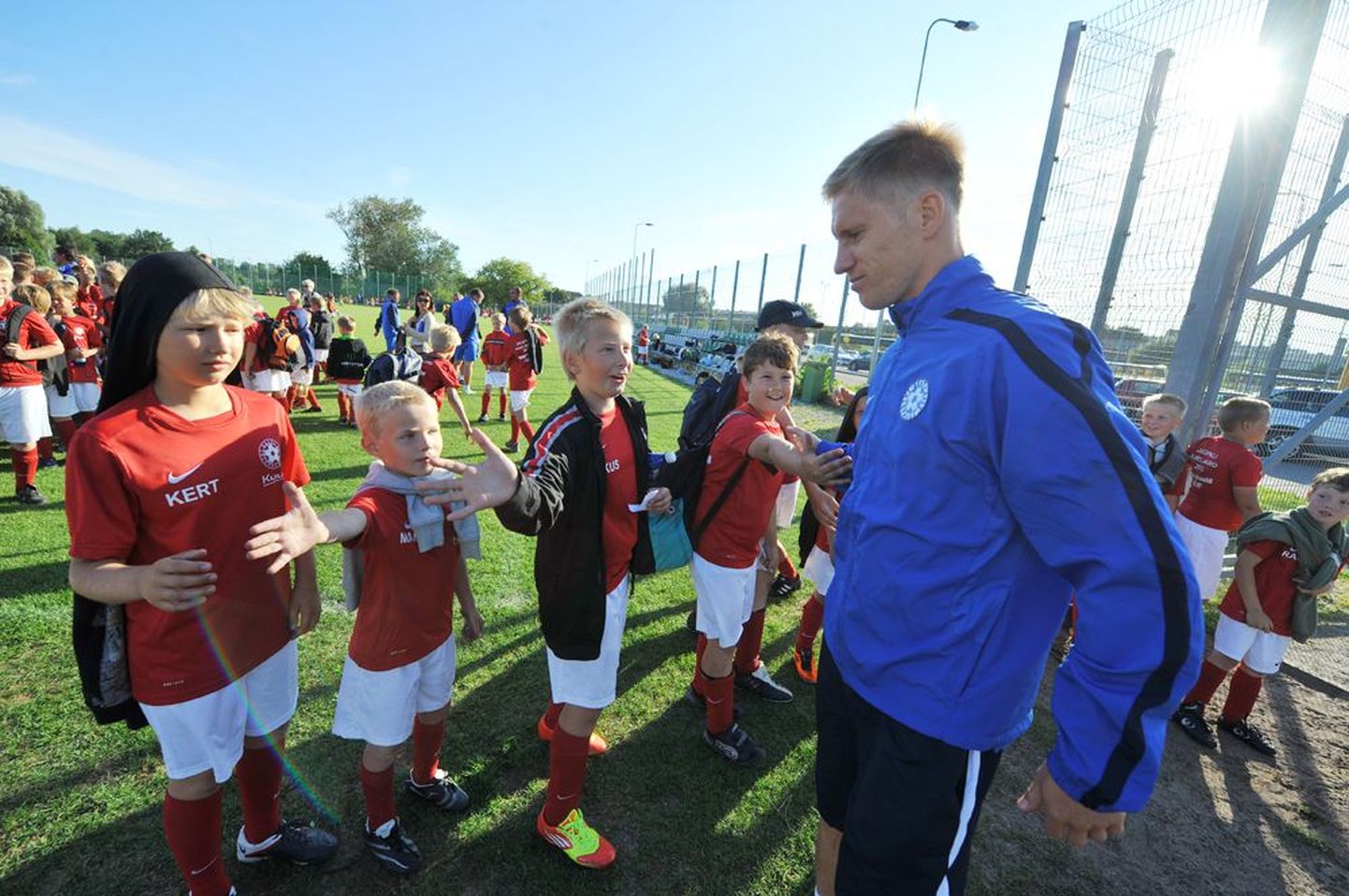 Agentide ja advokaatide kadalipu asemel tervitasid Tarmo Kinki Eestis jalgpalli suvelaagris osalevad lapsed.