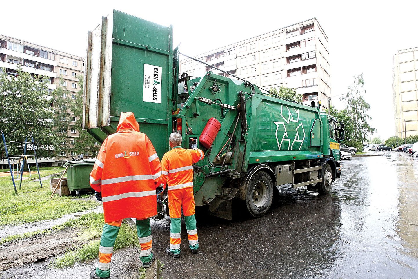Eile keskpäeval Annelinnas tööd teinud Ragn-Sellsi autojuhid tervitasid uut jäätmehoolduseeskirja, mis annab prügiveoautodele õiguse alustada kogu linnas tööpäeva senisest tund aega varem ehk kell kuus hommikul.
