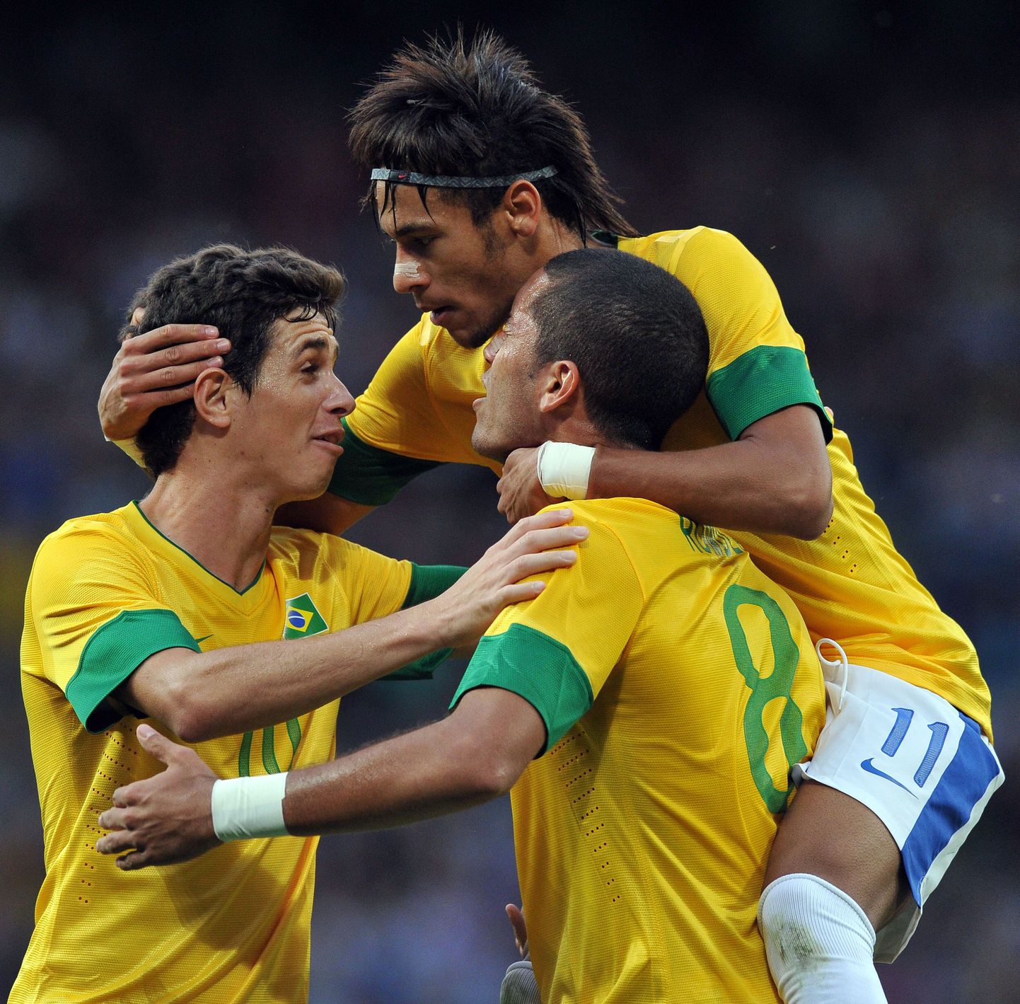 Oscar (vasakul), Neymar (keskel) ja Romulo järjekordset brasiillaste väravat tähistamas.