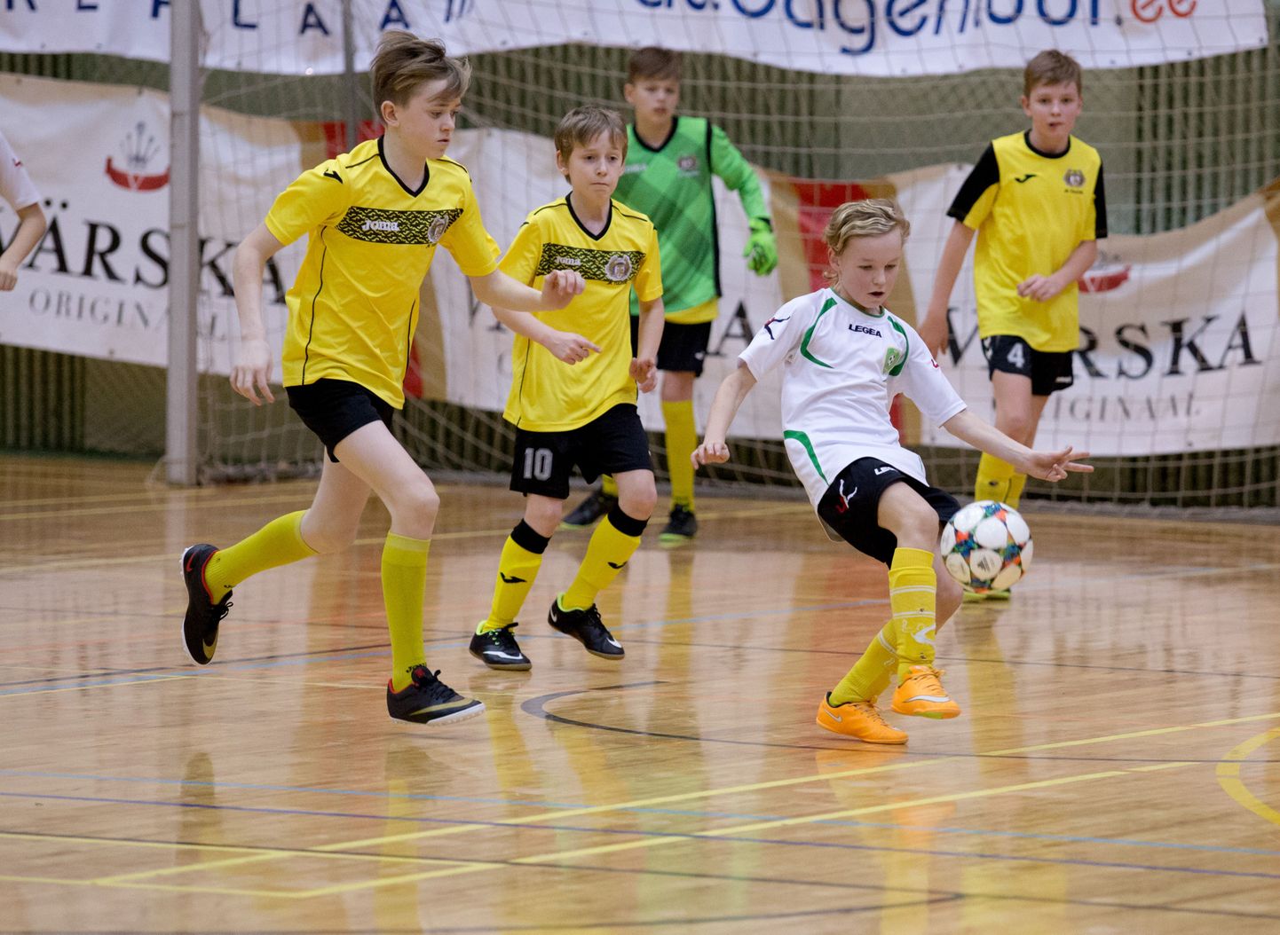 ri vanuses mängijad võistlevad Viljandi sprodihoones saalijalgpalli «Tulevik Cup» turniiril ühtekokku neljal nädalavahetusel.