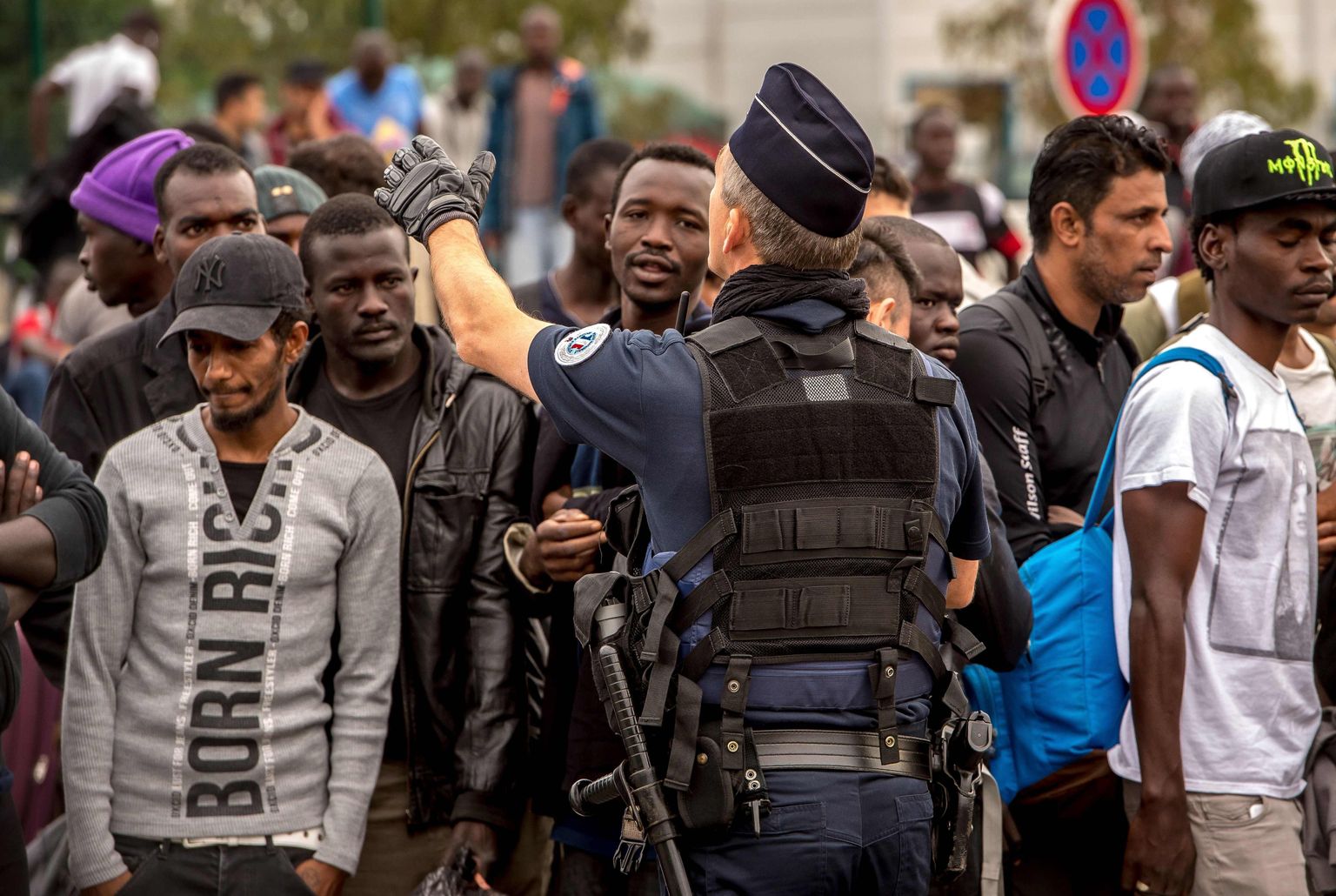 Migrandil sel kuul Calais's bussituuri eel, mis viis nad vastuvõtukeskusesse külla.