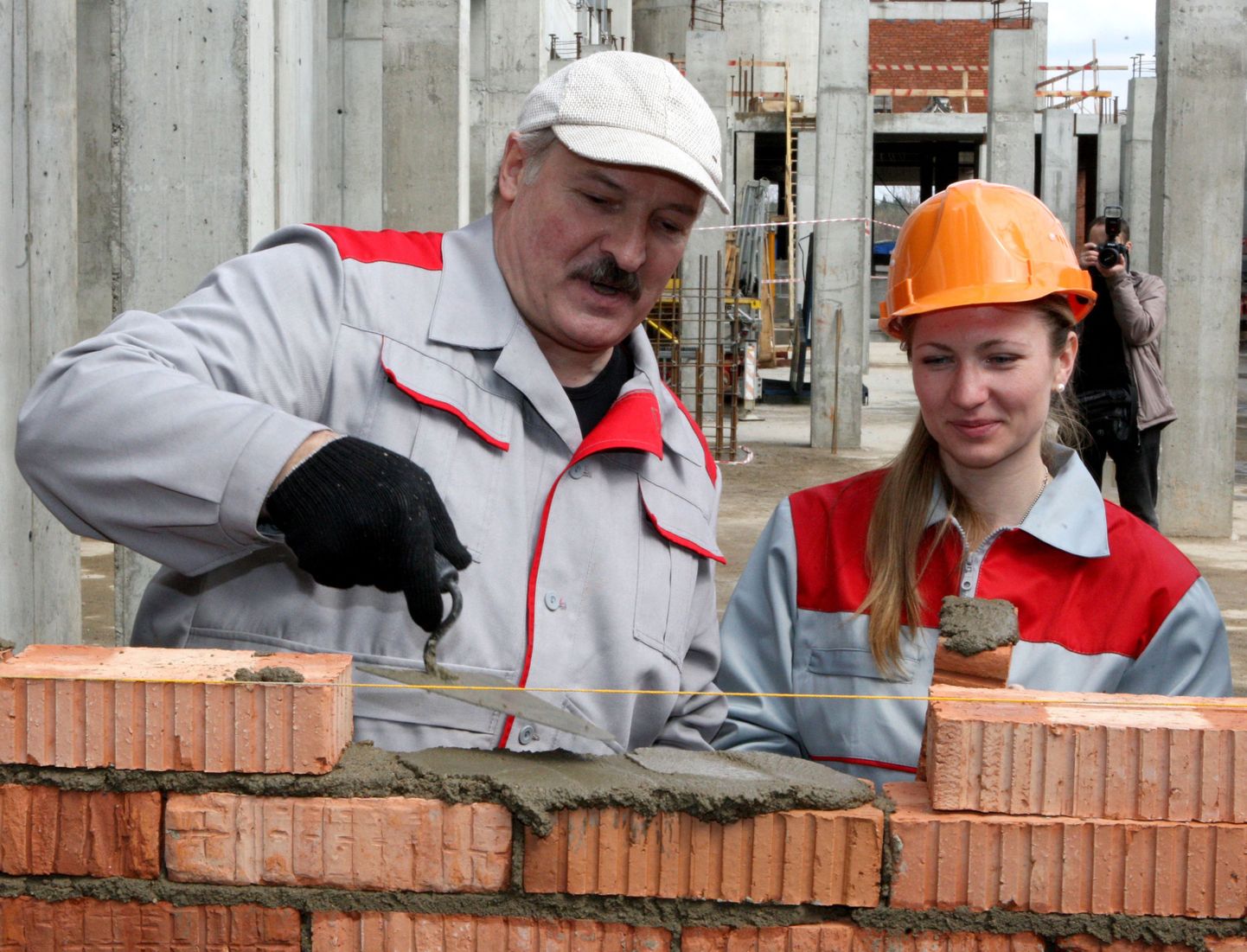 Aleksandr Lukašenka stiilinäide ehitusplatsil.