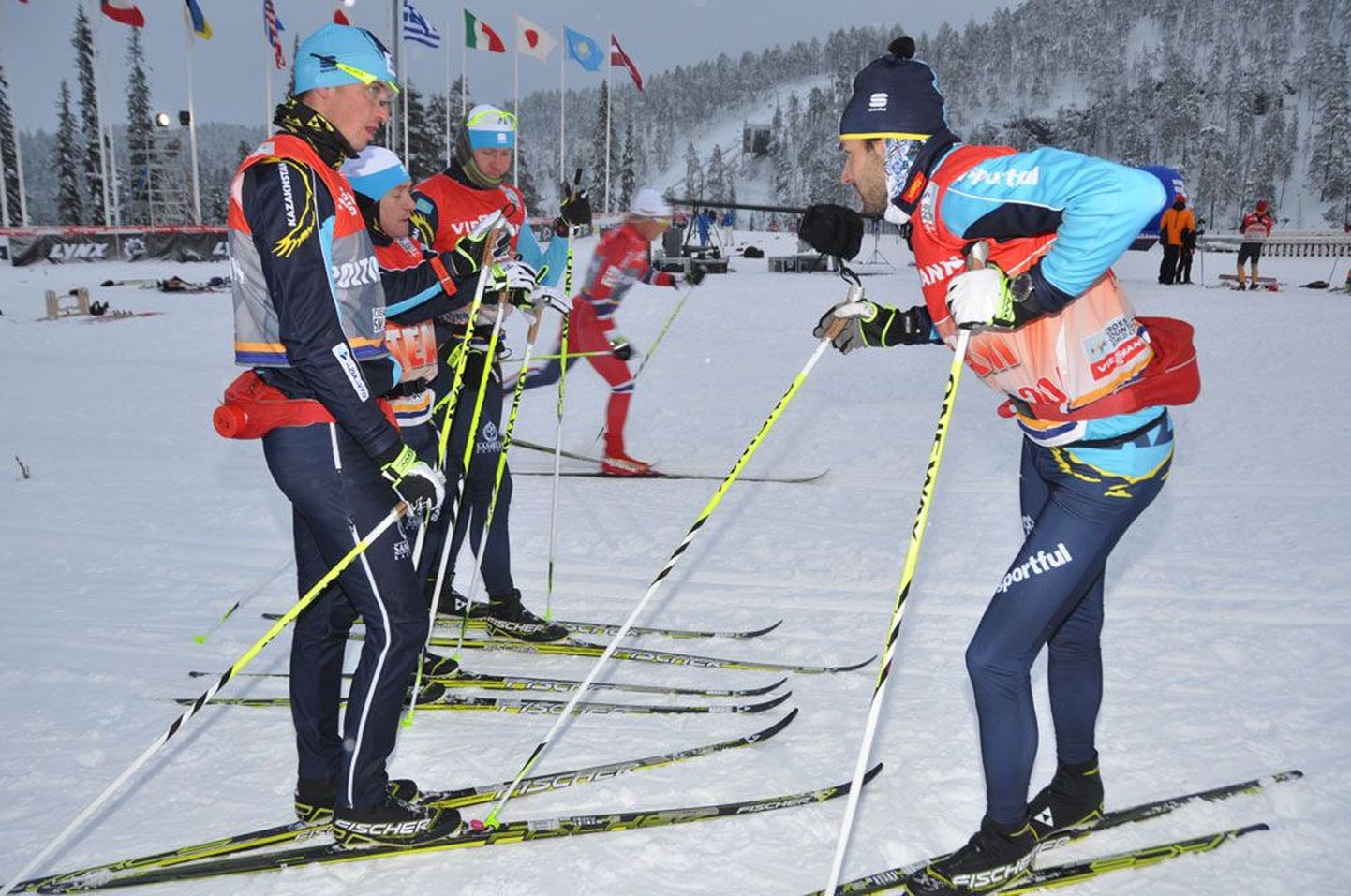 Andrus Veerpalu (paremal) annab endast parima, et Kasahstani suusamees Aleksei Poltoranin (vasakul) olümpiavõitjaks tuleks.