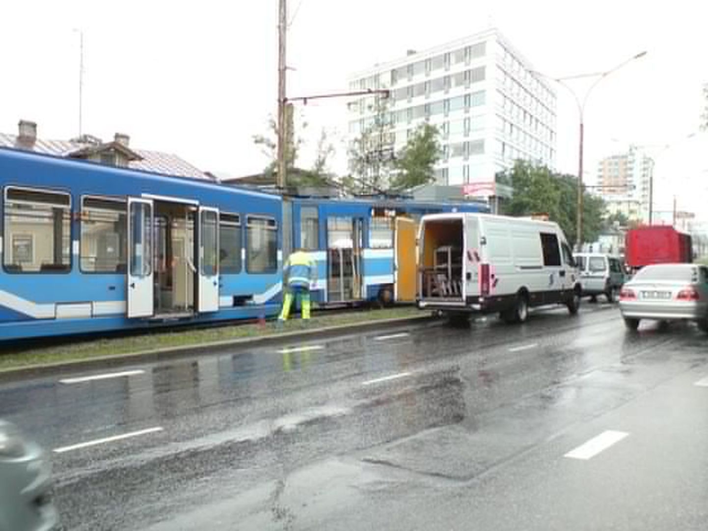 Rööbastelt maha sõitnud tramm Pärnu maanteel.