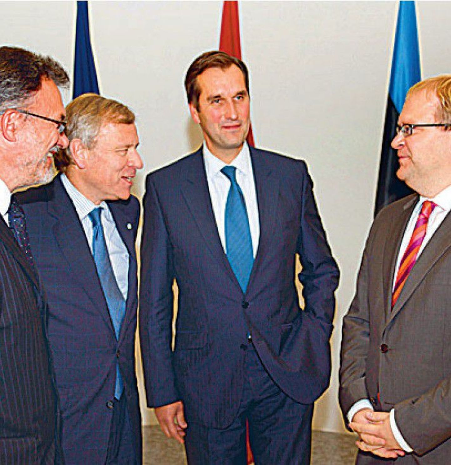 NATO peasekretär Jaap de Hoop Scheffer (vasakult teine) räägib Balti välisministrite Pet­ras Vaitekunasega Leedust (vasakul), Maris Riekstinsiga Lätist (paremalt teine) ja 
Urmas Paetiga.
