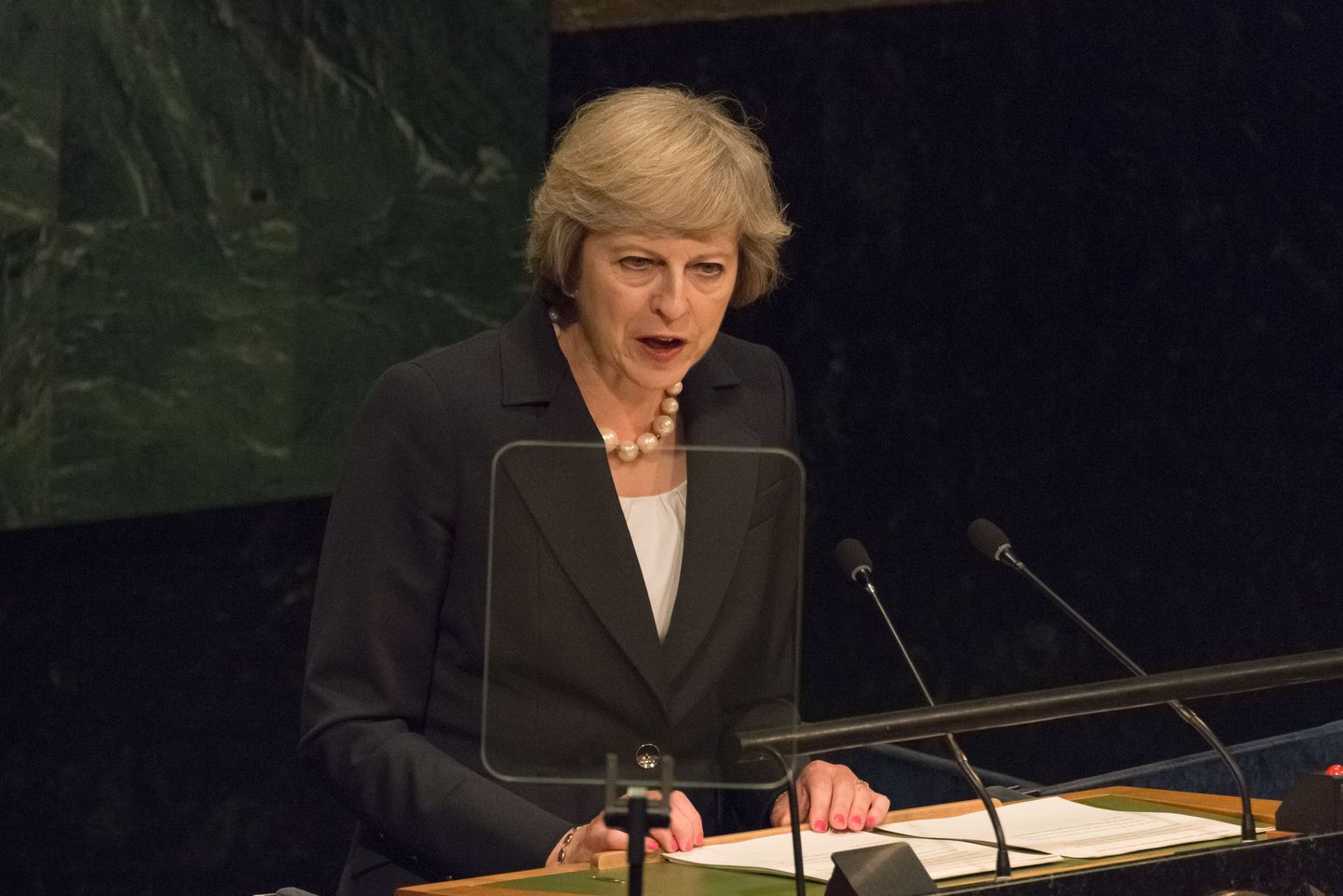 Briti peaminister Theresa May ÜRO Peaassambleel kõnet pidamas.