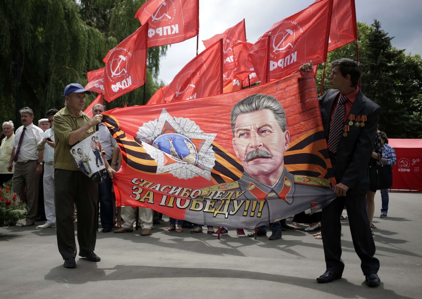 Ukraina kommunistid Jossif Stalinit kujutava lipuga