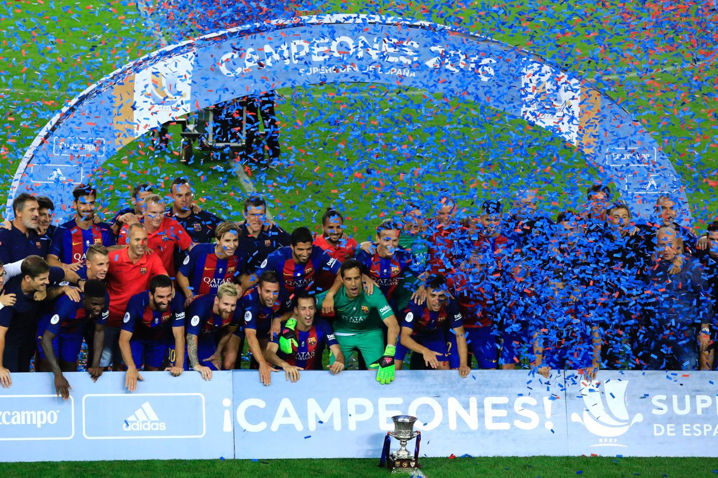"Барселона" после победы в Суперкубке Испании.