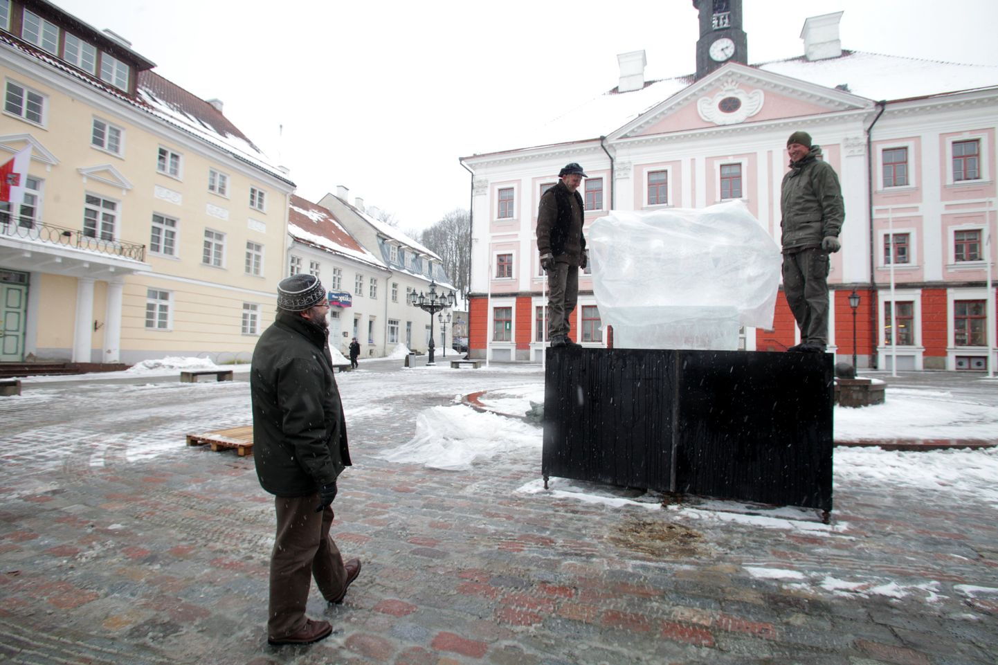 Tartu Raekoja platsile pannakse maoaasta puhul mao skulptuur (pildil Henry Timusk ja Heikki Põldma, ees linnakunstnik Tiit Kaunissaare).