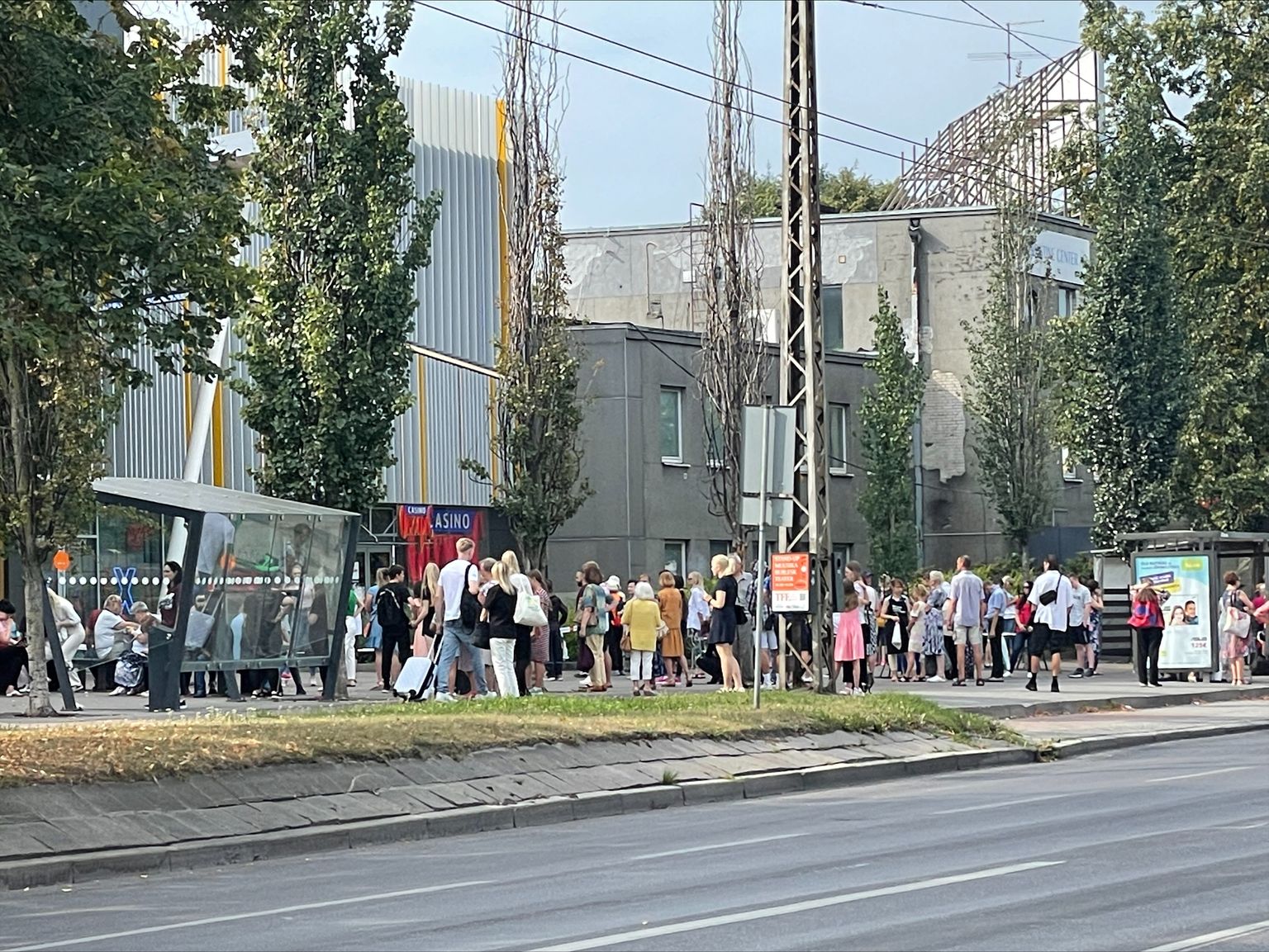 Из торгового центра эвакуировали людей.
