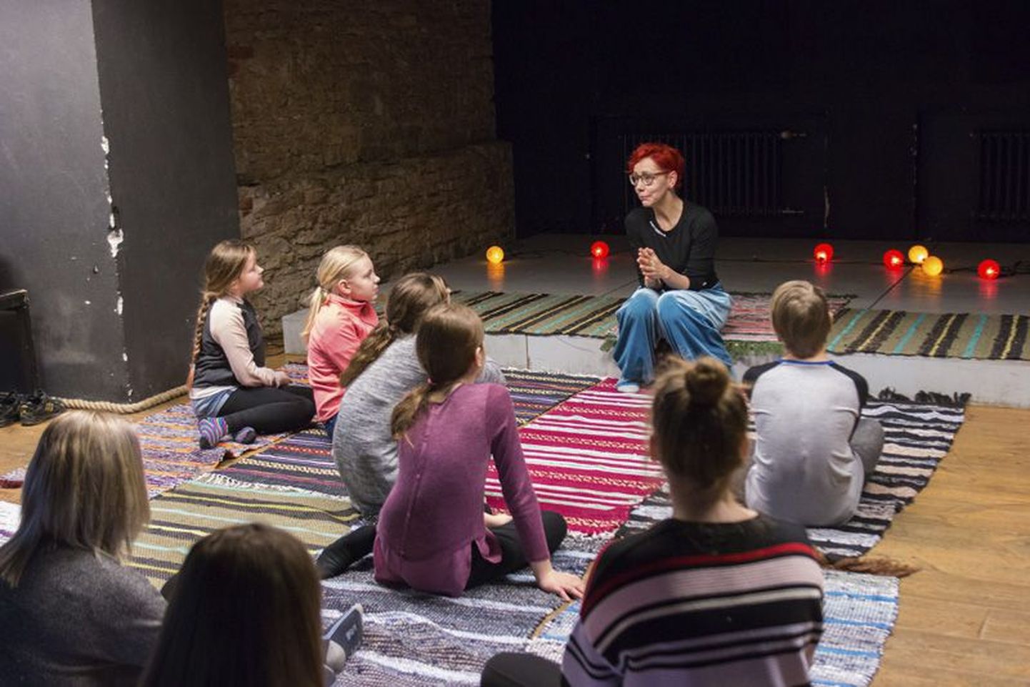 Laste ja noorte teatripäeval näitasid Rakvere teatri töötajad lavakunsti igapäeva imesid.