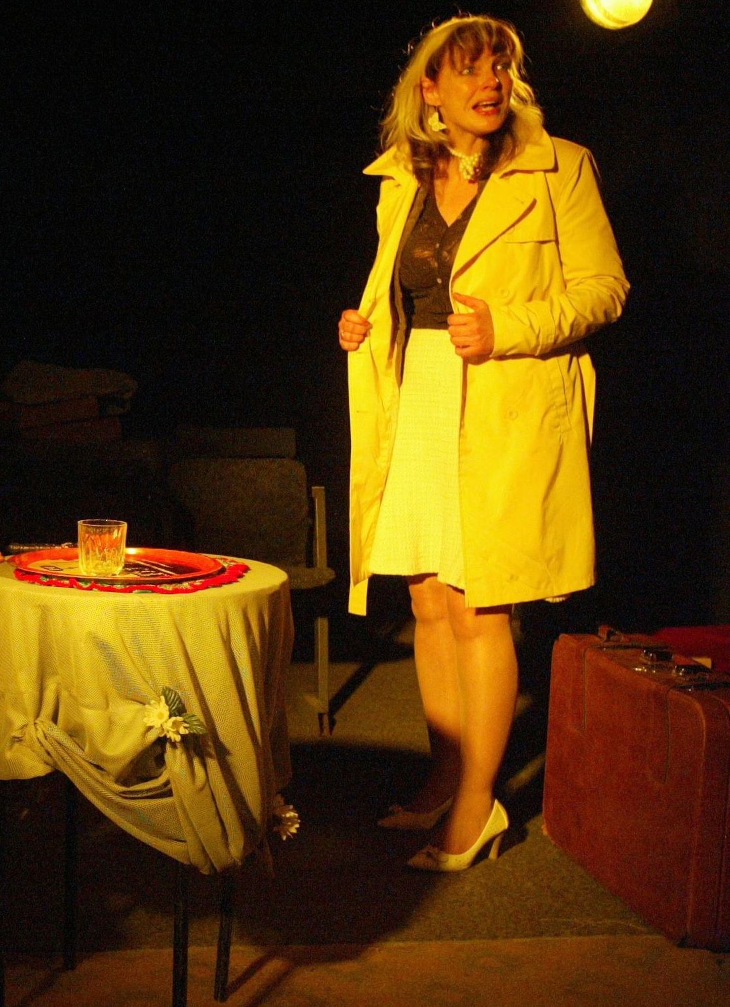 Esimesena tuleb Elvas festivalil vaatajate ette Aireé Pajur oma näidendis «Terasmees». Siinsel fotol on ta Jüri Kaldmaa lavastuses "Valgusetegu".