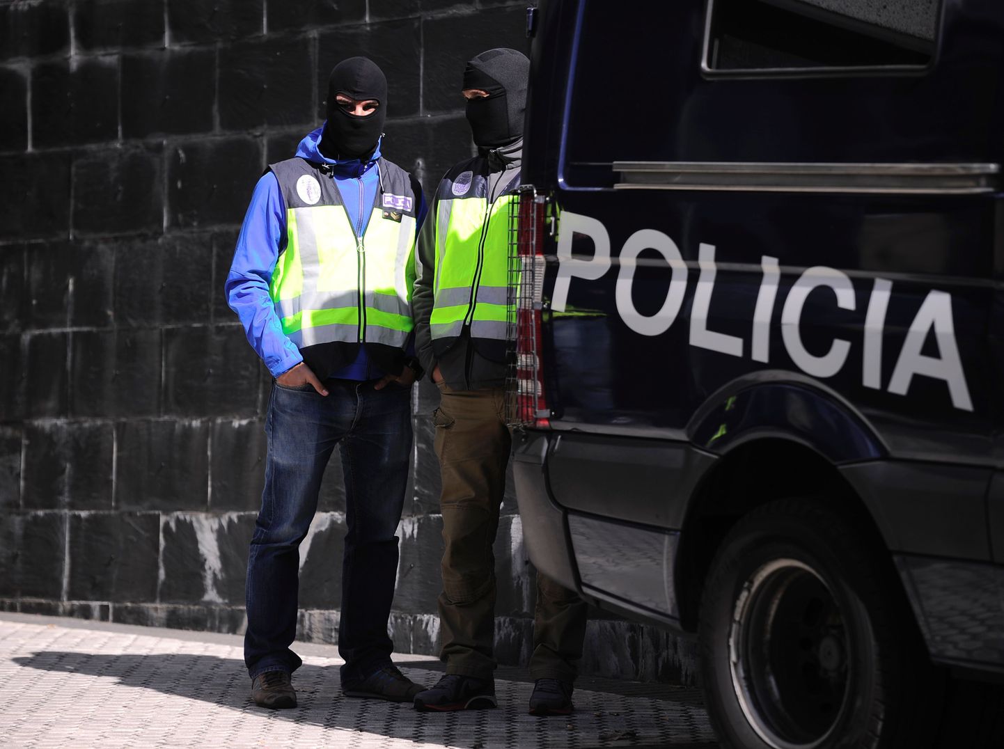 Two members of the Spanish National Police stand guard at the entrance of a building following the arrest of a man accused of collaborating with the Islamic State in San Sebastian, on October 11, 2016.
Spanish police have arrested two men on suspicion of seeking recruits for the Islamic State group, the interior ministry said today. / AFP PHOTO / ANDER GILLENEA
