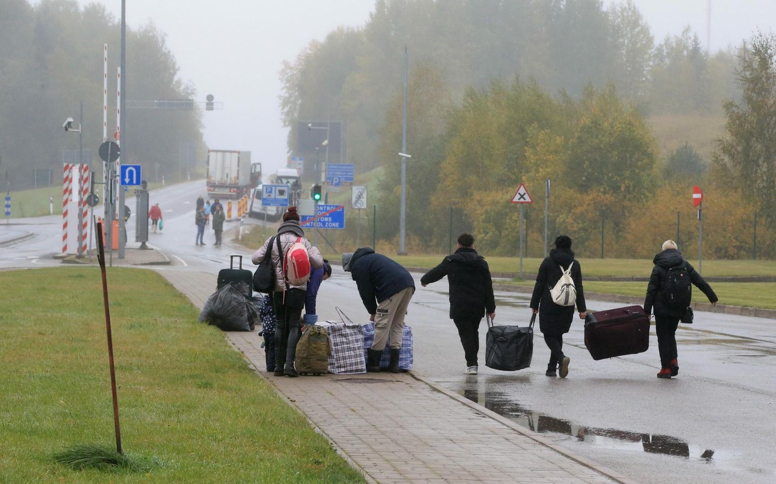Sõjapõgenikud Ukrainast teisipäeva hommikul Luhamaa piiripunktis.