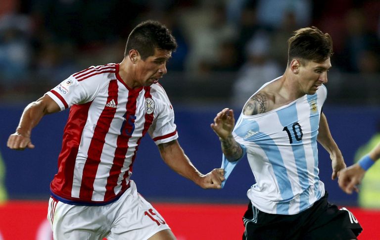 Lionel Messi (paremal) heitlemas Paraguay koondislase Victor Caceresega. Foto: