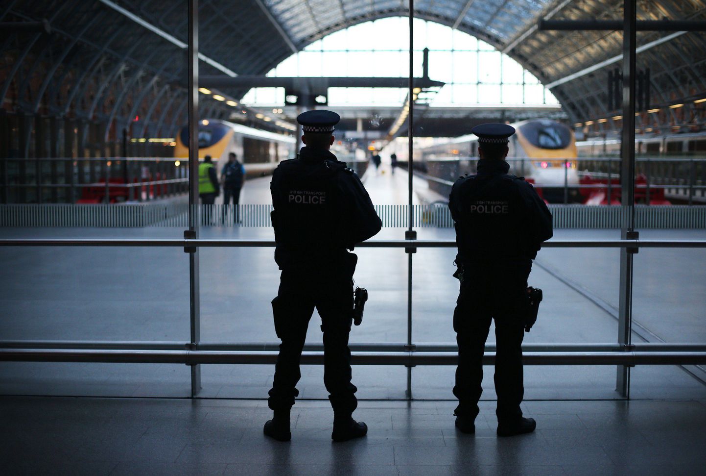 Politseinikud valvamas Eurostari platvormi.