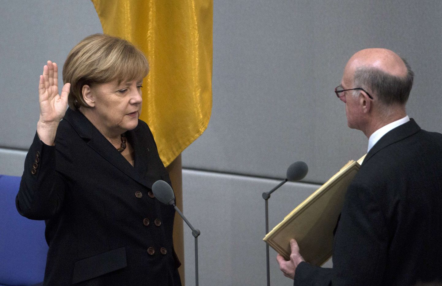 Saksamaa kantsler Angela Merkel (vasakul) andis täna parlamendi ees ametivande.