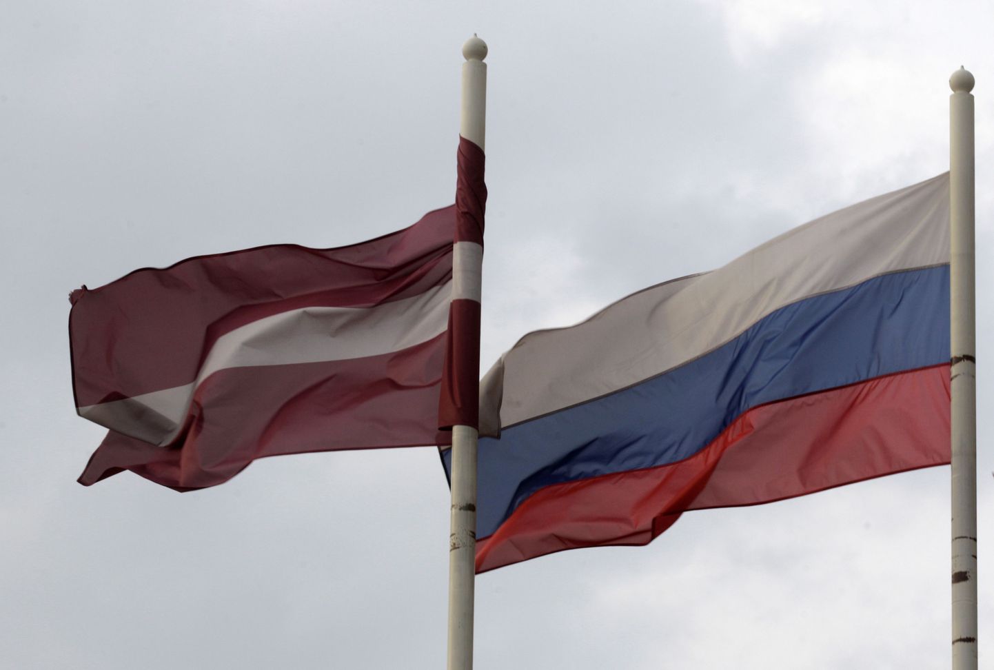 Läti ja Venemaa lipud.
